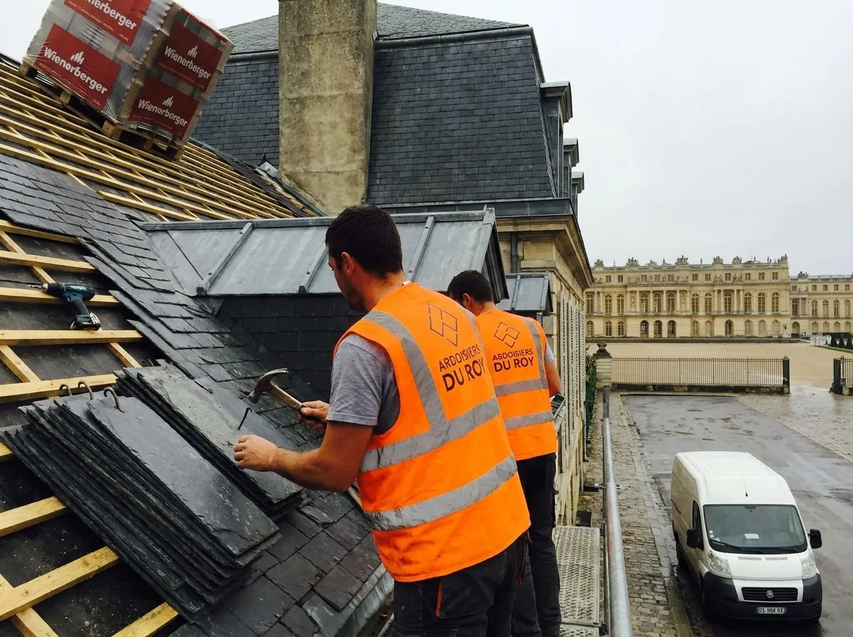 Chantier en cours à Versailles, équipe Ardoisiers Du Roy